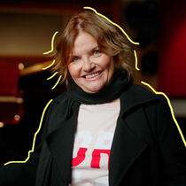 La chanteuse Diane Tell souriante dans un studio de musique