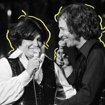 Photo d'archives en noir et blanc de Ginette Reno et Jean-Pierre Ferland chantant sur scène