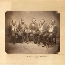 Photographie ancienne de cinq marins assis en uniforme.