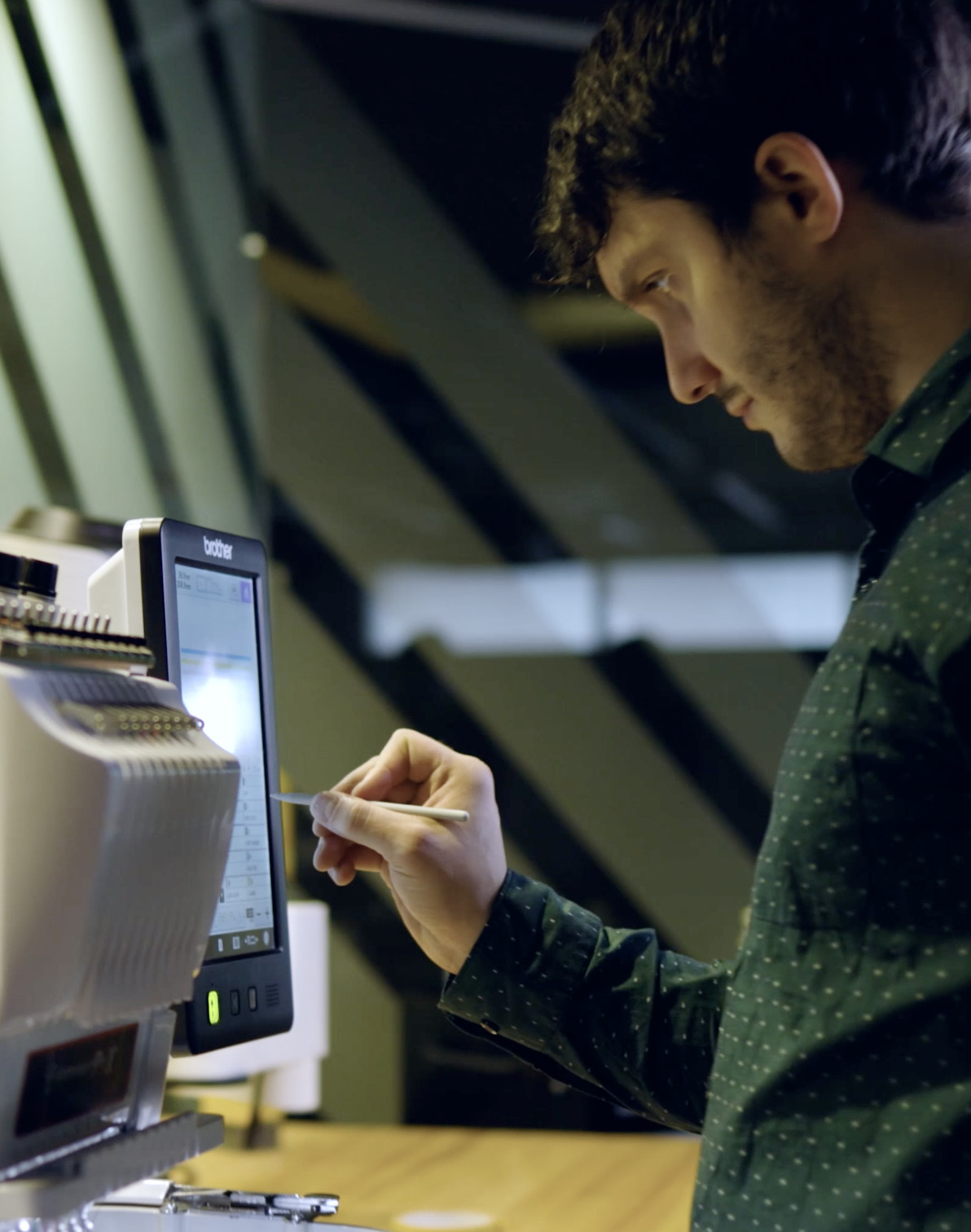 Un employé utilise un stylet sur un écran.