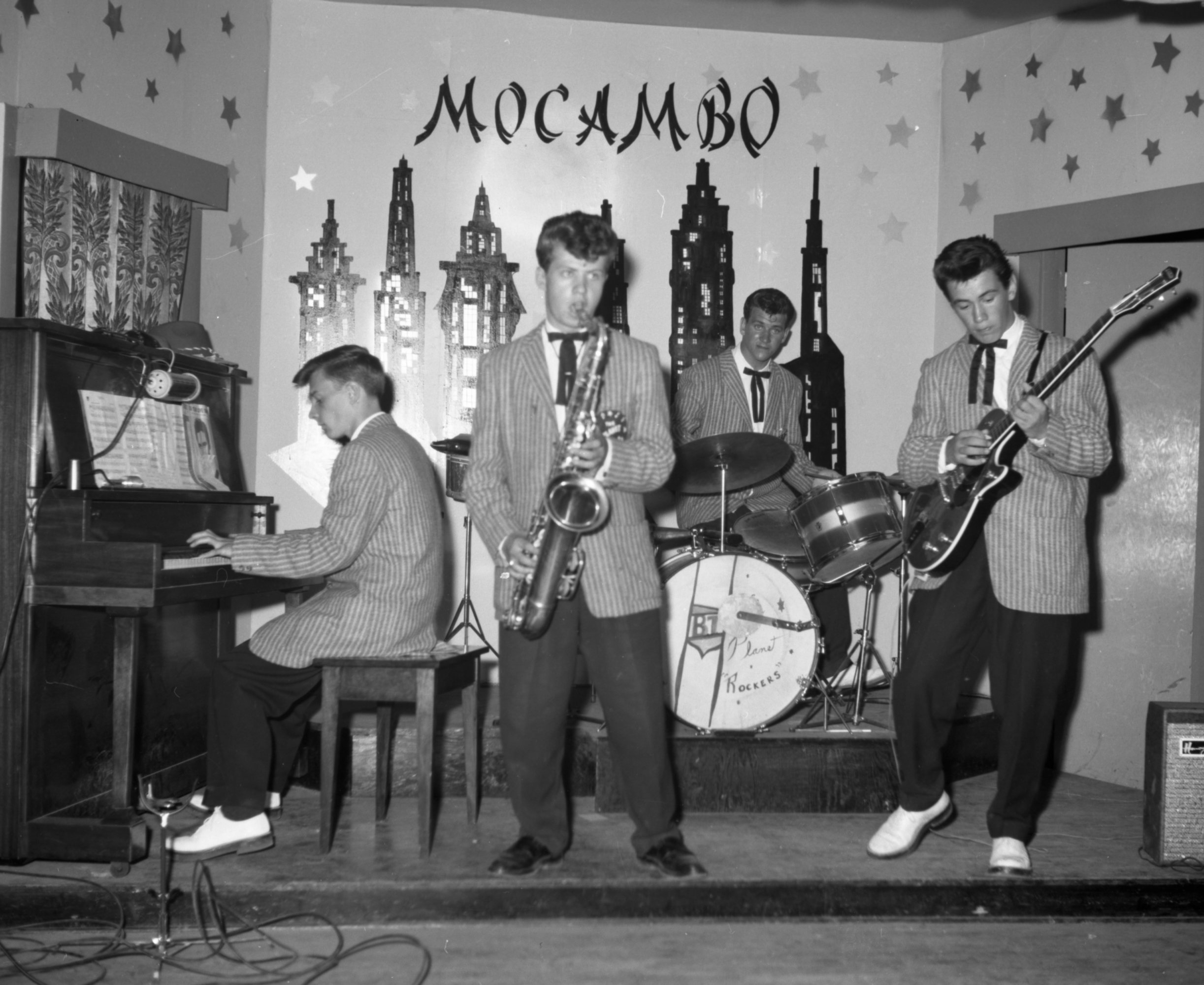 Le groupe musical Les Planet Rockers performe sur la scène du club Mocambo, 1959