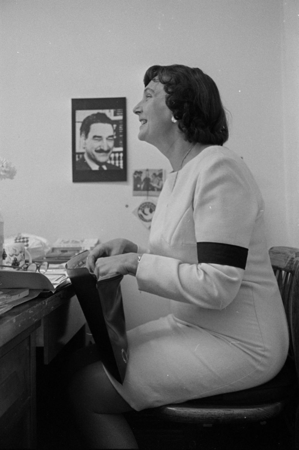 Simonne Monet-Chartrand à son bureau vers 1972