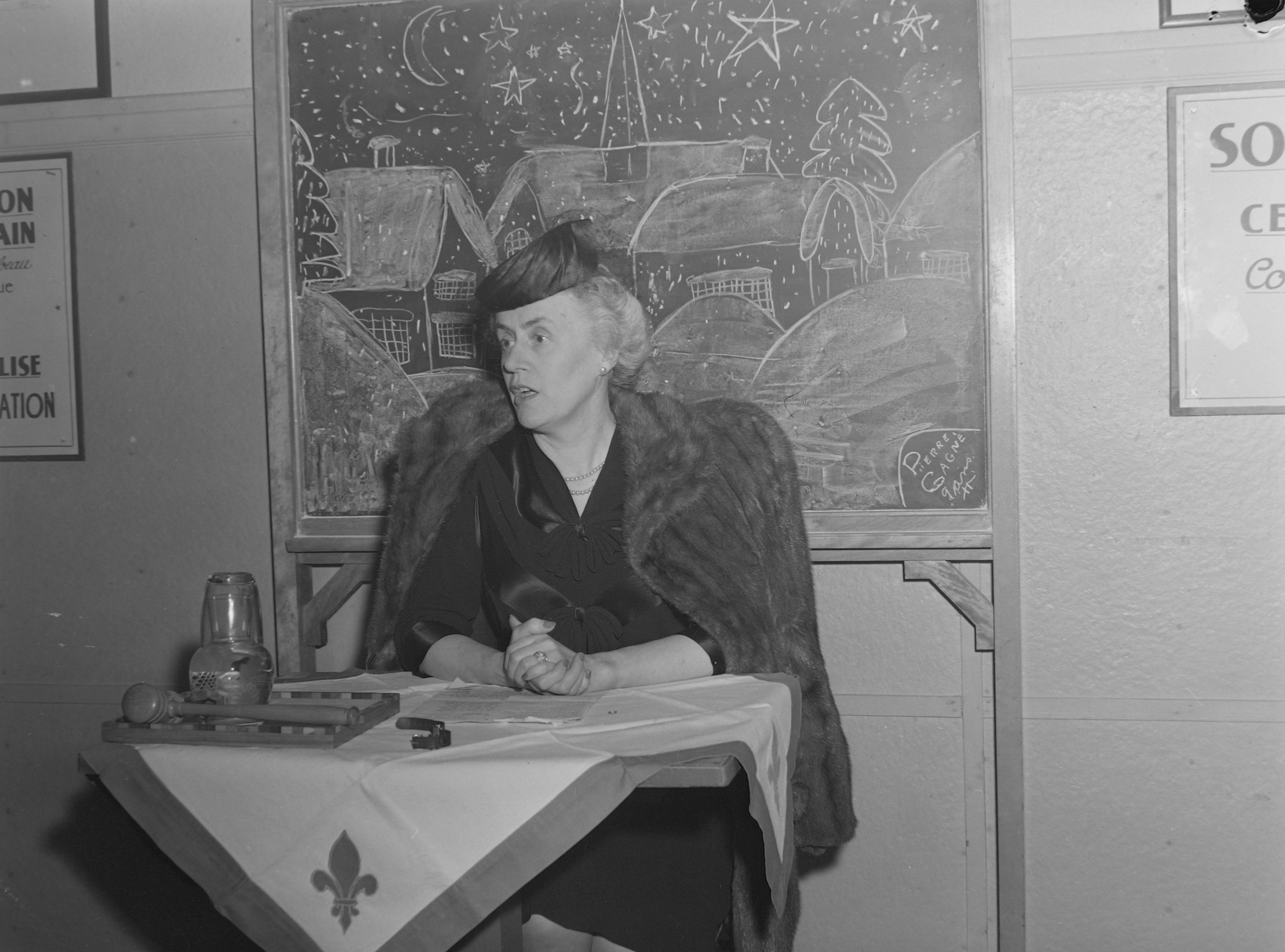 Thérèse Casgrain, assise à un pupitre, prenant parole