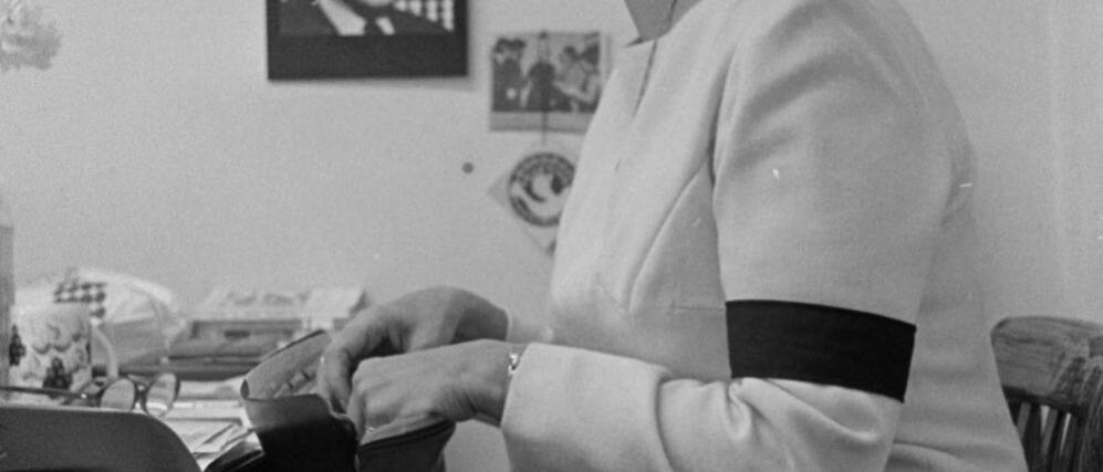 Simonne Monet-Chartrand à son bureau vers 1972