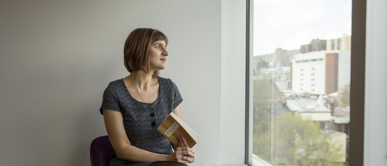 Lidia, bibliothécaire à la Grande Bibliothèque tenant le livre "Moi, figuier sous la neige"