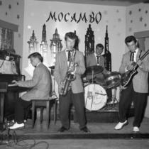 Le groupe musical Les Planet Rockers performe sur la scène du club Mocambo, 1959